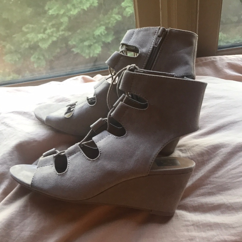 Light brown wedges